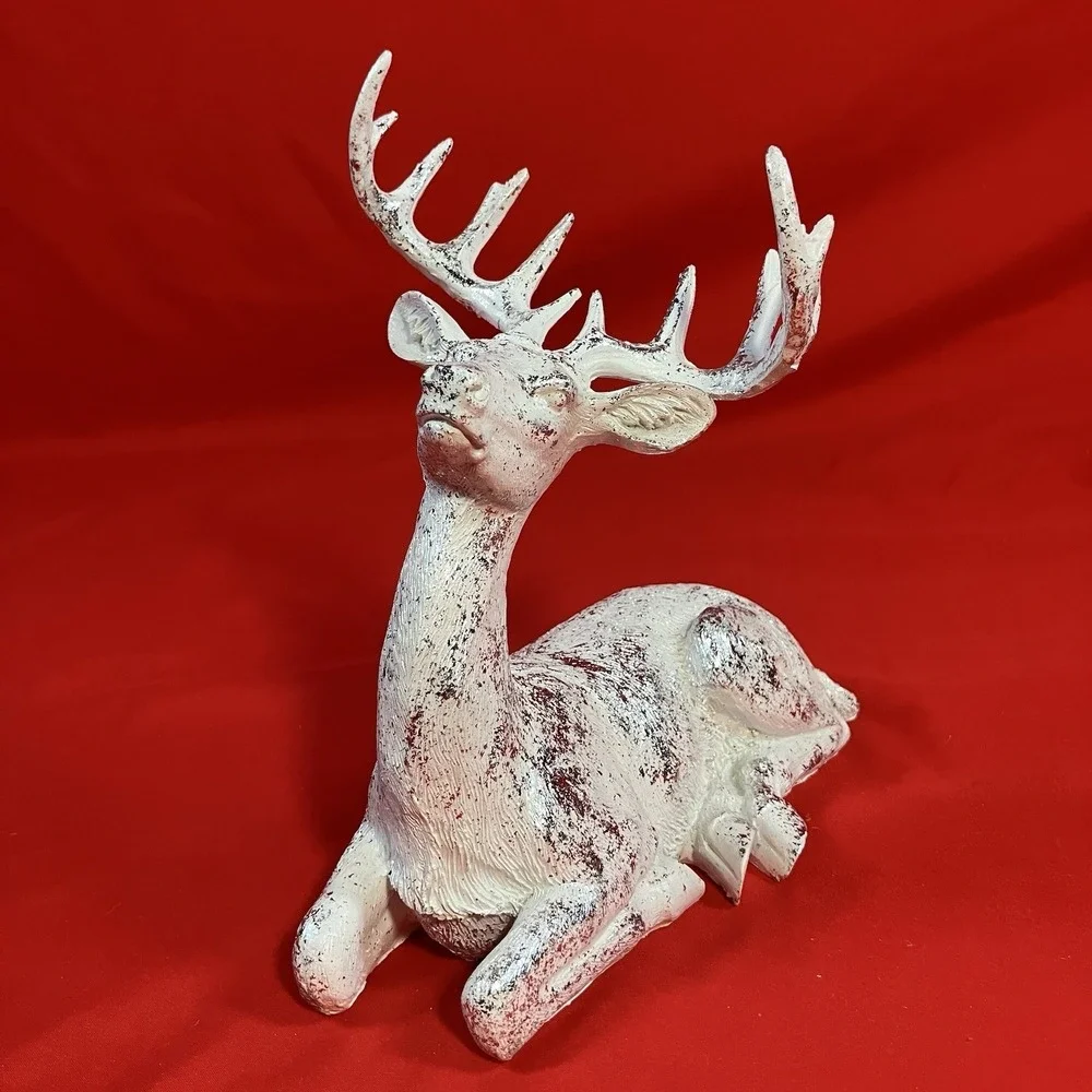 Reindeer‎ Laying Down / White & Silver / Resin / 9